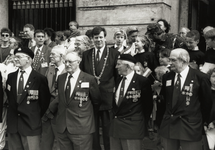 103667 Afbeelding van burgemeester mr. I.W. Opstelten temidden van enkele oorlogsveteranen op de Stadhuisbrug te ...